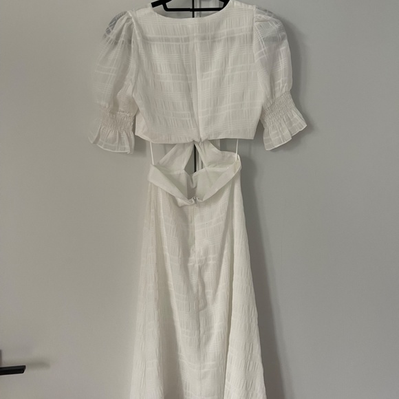 Flowy white dress with cut-outs - Picture 3 of 3